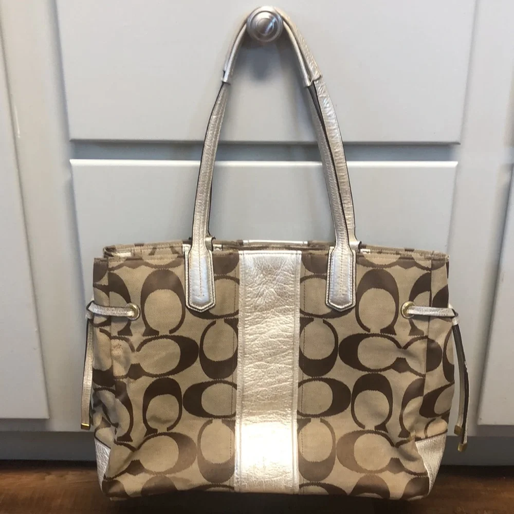 Coach purse - Picture 4 of 4